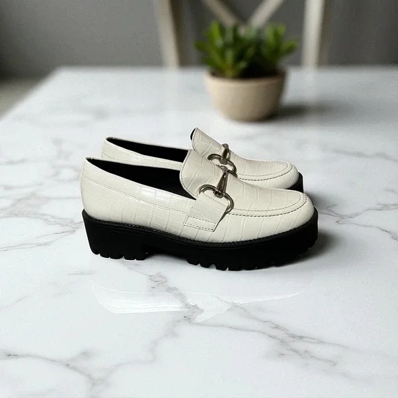 Steve Madden Lug Sole Loafers Size 7.5 White Croc Embossed Hardware Accents - Picture 2 of 9